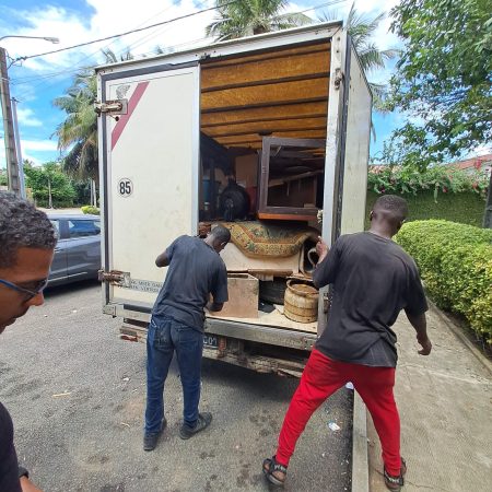 Team members from La Dame Qui Range loading reclaimed furniture and boxes onto a truck in Côte d’Ivoire, reflecting the social enterprise’s commitment to reuse, circular economy, and sustainable organizing.